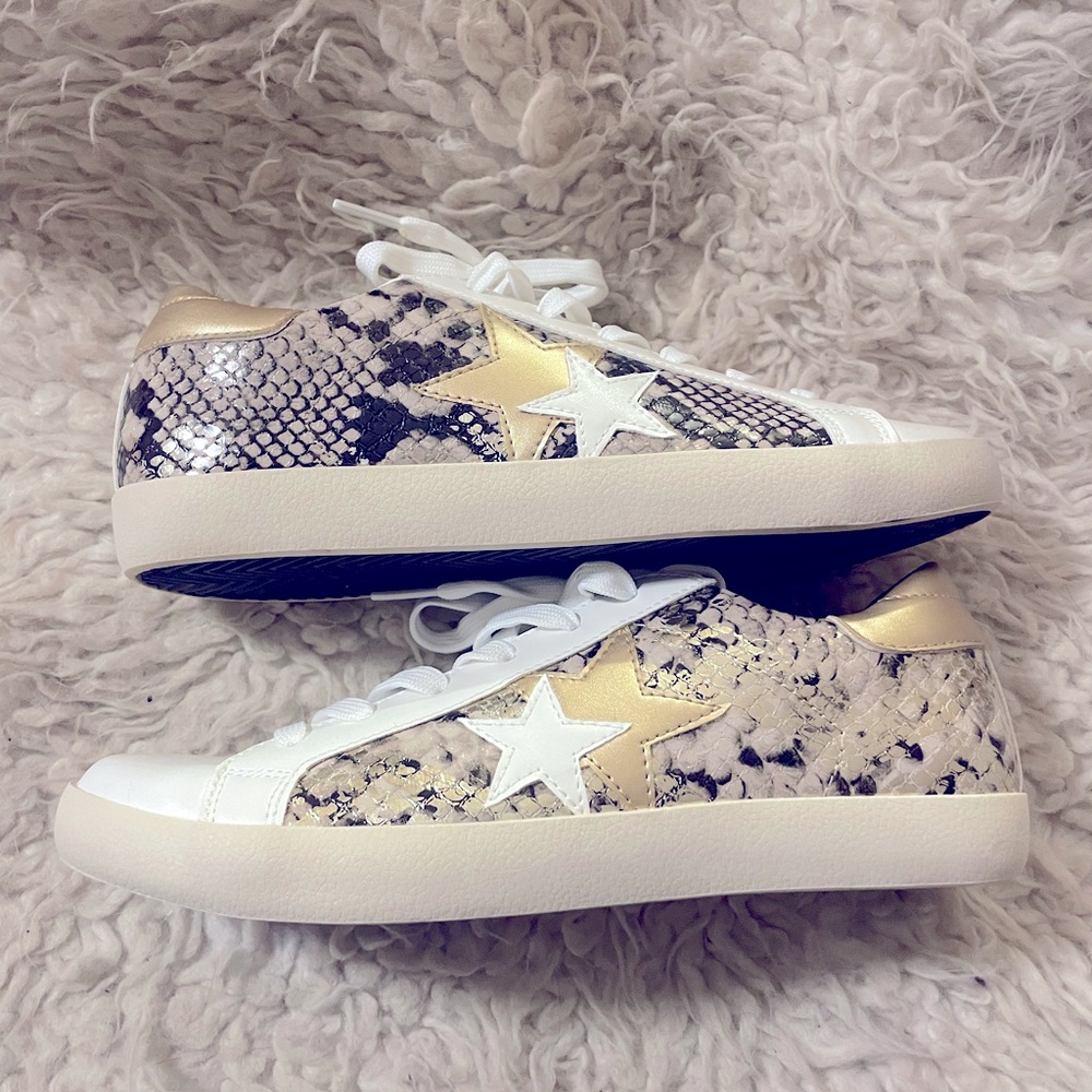 NWOT Just Fab Snakeskin with Stars